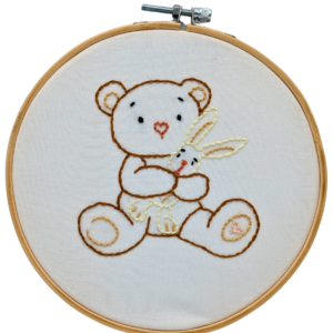 Cadre brodé Petit ourson et son doudou