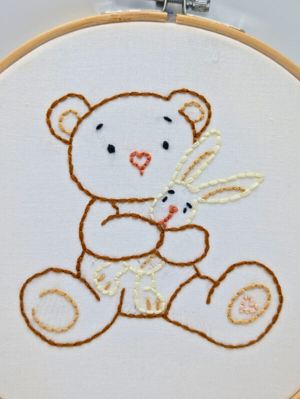 Cadre brodé Petit ourson et son doudou – Image 2